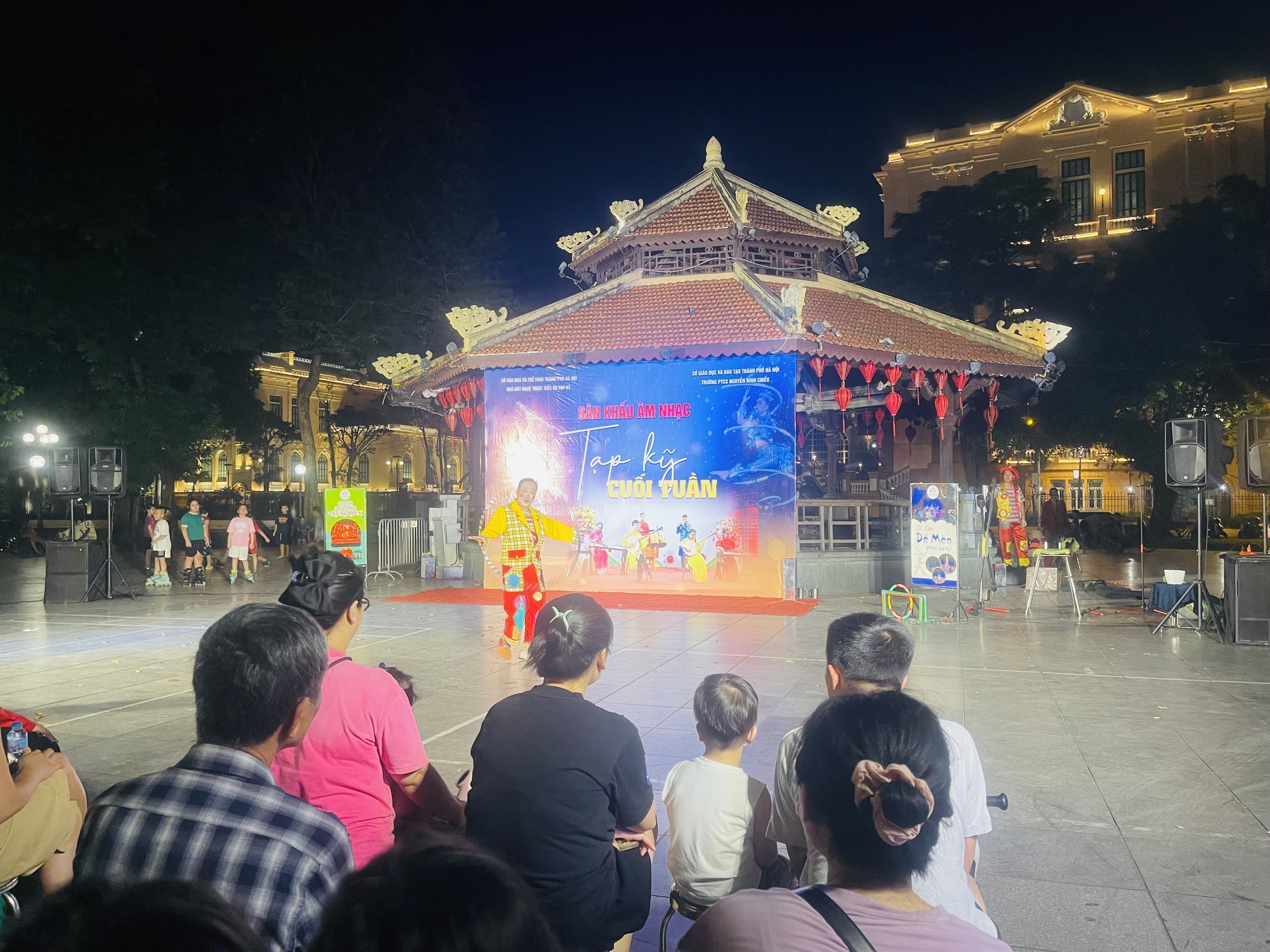 Sôi động không gian nghệ thuật cộng đồng bên hồ Hoàn Kiếm - Ảnh 3.
