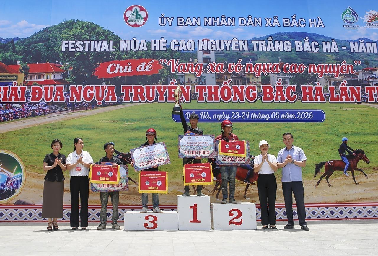 CẬN CẢNH giải đua ngựa truyền thống Bắc Hà 2026: Hấp dẫn và đậm màu sắc văn hóa - Ảnh 4.