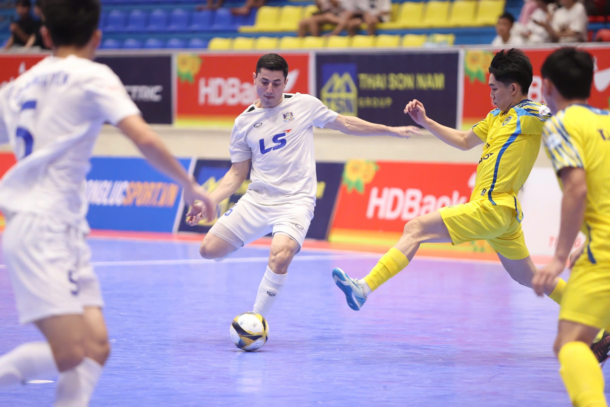 Tin nóng bóng đá Việt hôm nay 26/5: Đối thủ của U17 Việt Nam thay HLV; Thái Sơn Bắc lên nhì bảng - Ảnh 3. Tin nóng bóng đá Việt hôm nay 26/5: Đối thủ của U17 Việt Nam thay HLV; Thái Sơn Bắc lên nhì bảng - Ảnh 3.