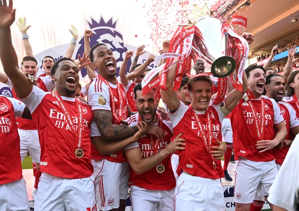 Uganda: CĐV Arsenal bị sát hại trong lúc ăn mừng chức vô địch, nghi phạm là người hâm mộ MU - Ảnh 1. Uganda: CĐV Arsenal bị sát hại trong lúc ăn mừng chức vô địch, nghi phạm là người hâm mộ MU - Ảnh 1.