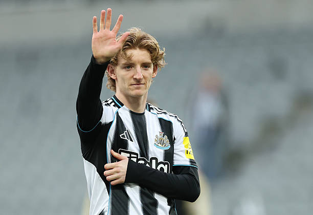 Barcelona được cho là đã đạt thỏa thuận chiêu mộ tiền đạo cánh Anthony Gordon từ Newcastle United với mức phí có thể lên tới 93 triệu USD.