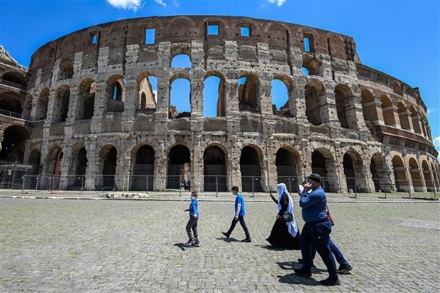 Người Italy “thắt lưng buộc bụng” trong mùa du lịch Hè - Ảnh 2.