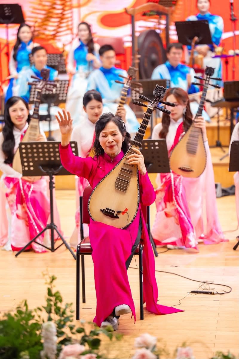 NSND Mai Phương - "Giữ lửa" cho nghệ thuật đàn tỳ bà Việt Nam - Ảnh 1. NSND Mai Phương - "Giữ lửa" cho nghệ thuật đàn tỳ bà Việt Nam - Ảnh 1.