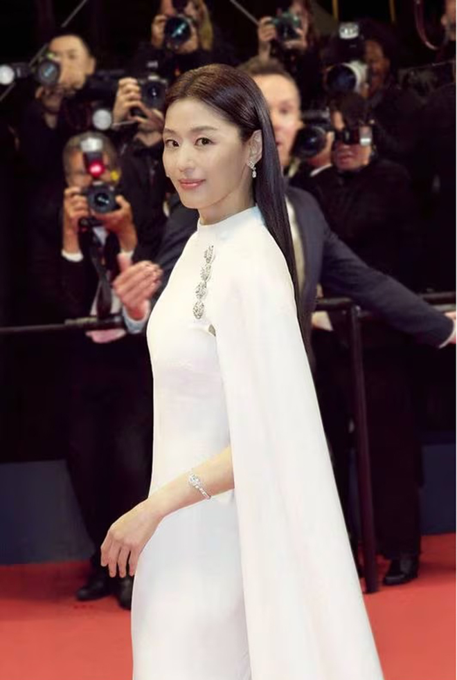 Jun Ji Hyun: "Tôi muốn sống với những vai diễn của hiện tại" - Ảnh 4.
