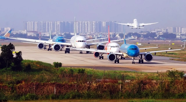 Giá vé máy bay leo thang vì xung đột: Nên mua sớm hay chờ đợi? - Ảnh 1.