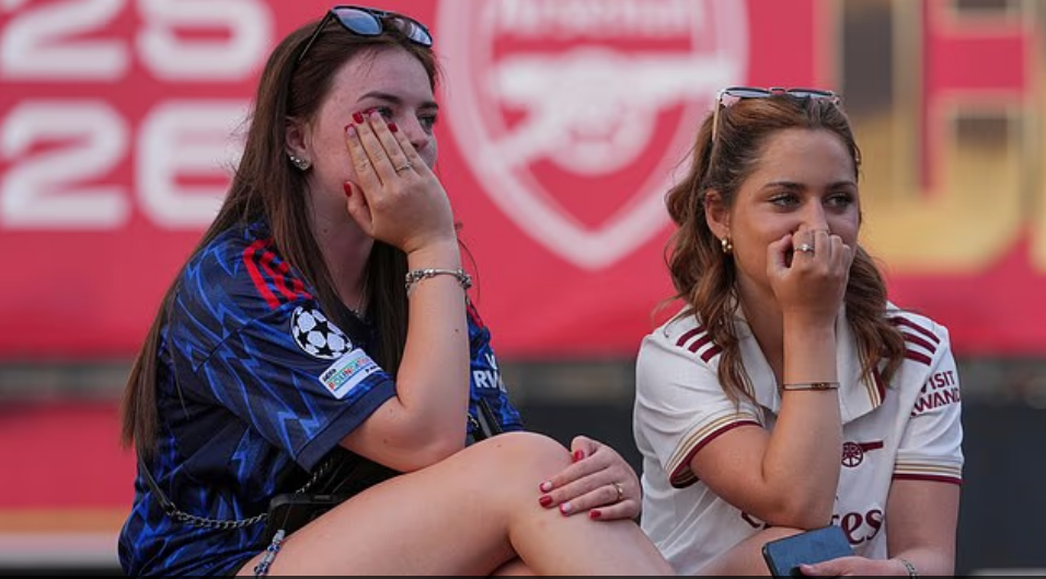 Cầu thủ và CĐV Arsenal đau đớn sau thất bại nghiệt ngã trước PSG ở chung kết Champions League - Ảnh 5. Cầu thủ và CĐV Arsenal đau đớn sau thất bại nghiệt ngã trước PSG ở chung kết Champions League - Ảnh 5.
