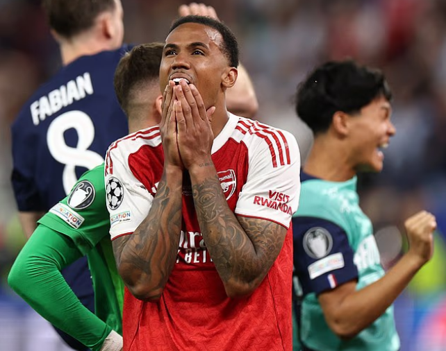 Nỗi buồn của trung vệ Gabriel sau khi đá hỏng quả luân lưu ở chung kết Champions League mùa 2025-2026 Nỗi buồn của trung vệ Gabriel sau khi đá hỏng quả luân lưu ở chung kết Champions League mùa 2025-2026