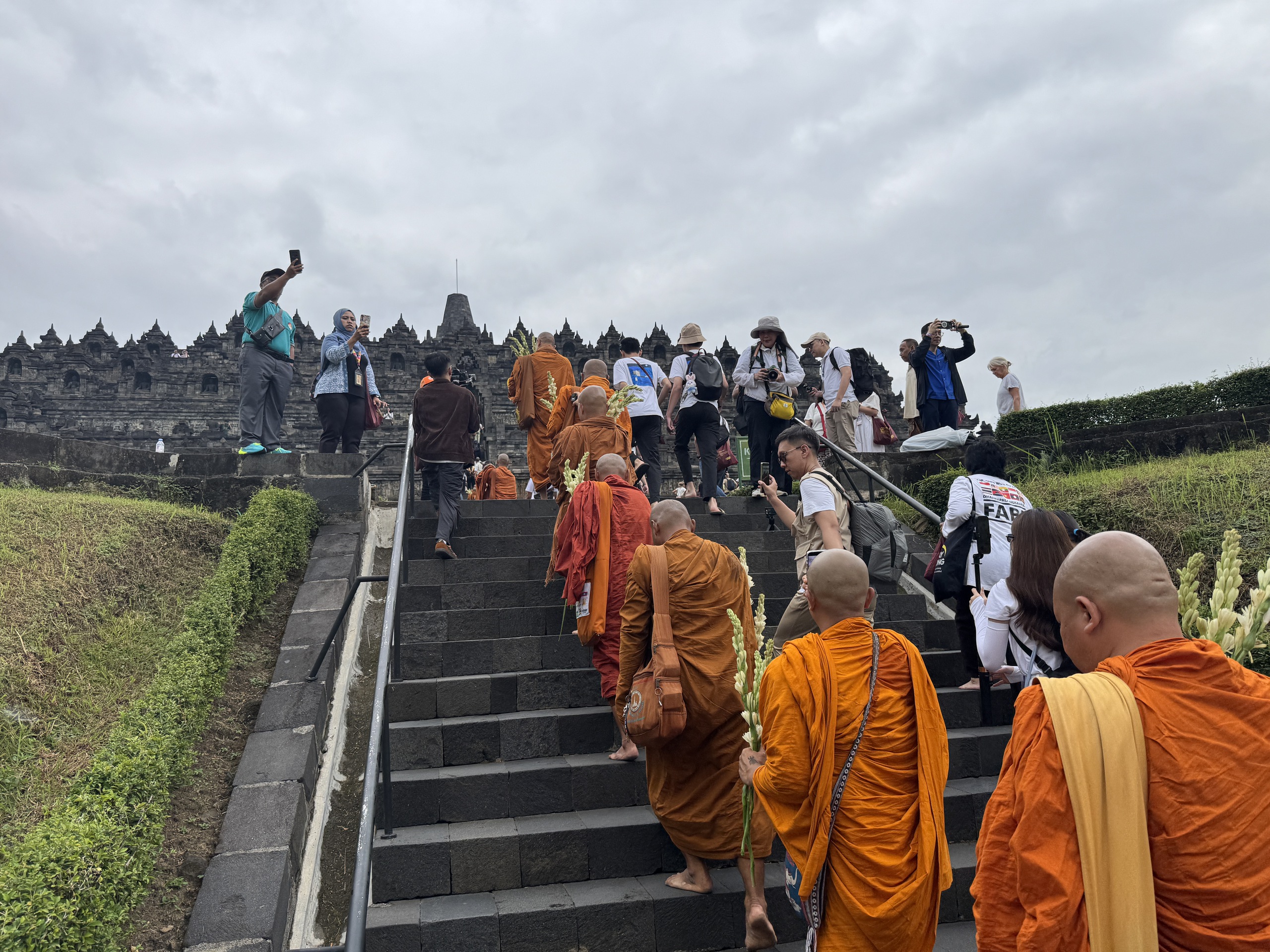 Tăng đoàn “Bộ hành vì Hòa bình” hoàn thành hành trình tới Borobudur trước Đại lễ Waisak 2026 - Ảnh 2.