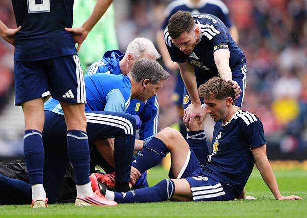 Đội tuyển Scotland vừa phải nhận tổn thất nghiêm trọng ngay trước thềm World Cup 2026 khi tiền vệ Billy Gilmour chính thức bị loại khỏi giải đấu vì chấn thương đầu gối ở trận giao hữu với Curacao. Đội tuyển Scotland vừa phải nhận tổn thất nghiêm trọng ngay trước thềm World Cup 2026 khi tiền vệ Billy Gilmour chính thức bị loại khỏi giải đấu vì chấn thương đầu gối ở trận giao hữu với Curacao.