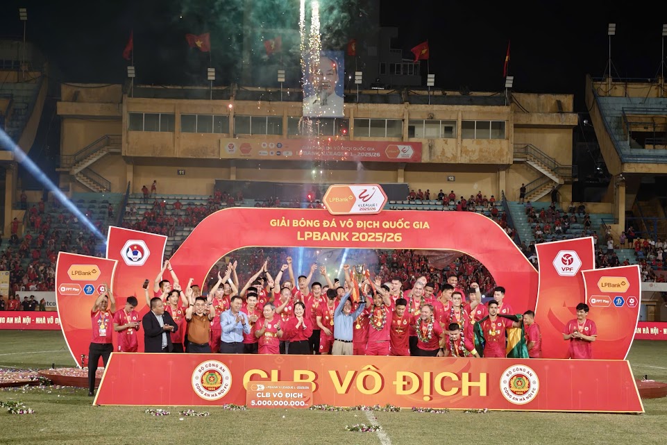 Các cầu thủ CAHN ăn mừng chức vô địch V-League