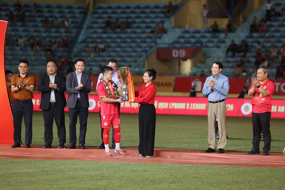 CAHN nâng cúp vô địch V-League trong niềm vui trọn vẹn  - Ảnh 1.