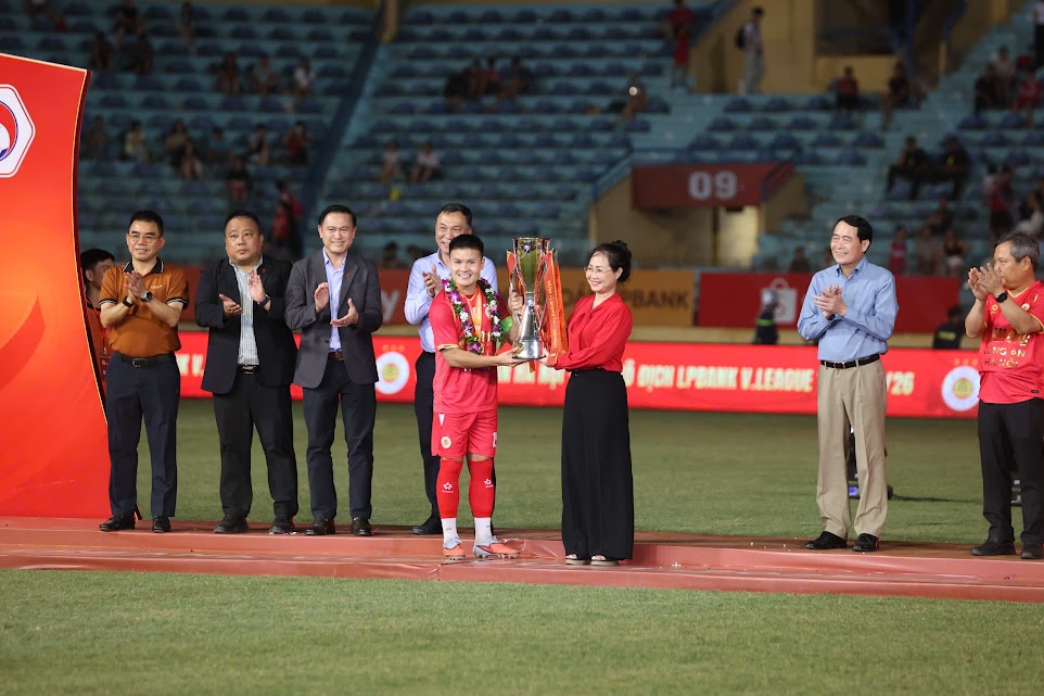 CAHN nâng cúp vô địch V-League trong niềm vui trọn vẹn  - Ảnh 2.