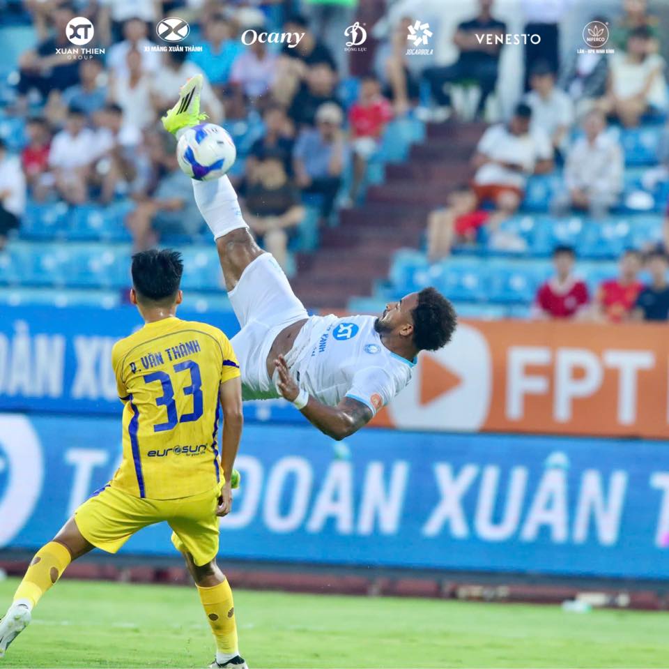 Xuân Son lập hat-trick ở vòng áp chót V-League, trong đó có siêu phẩm móc bóng - Ảnh 3.