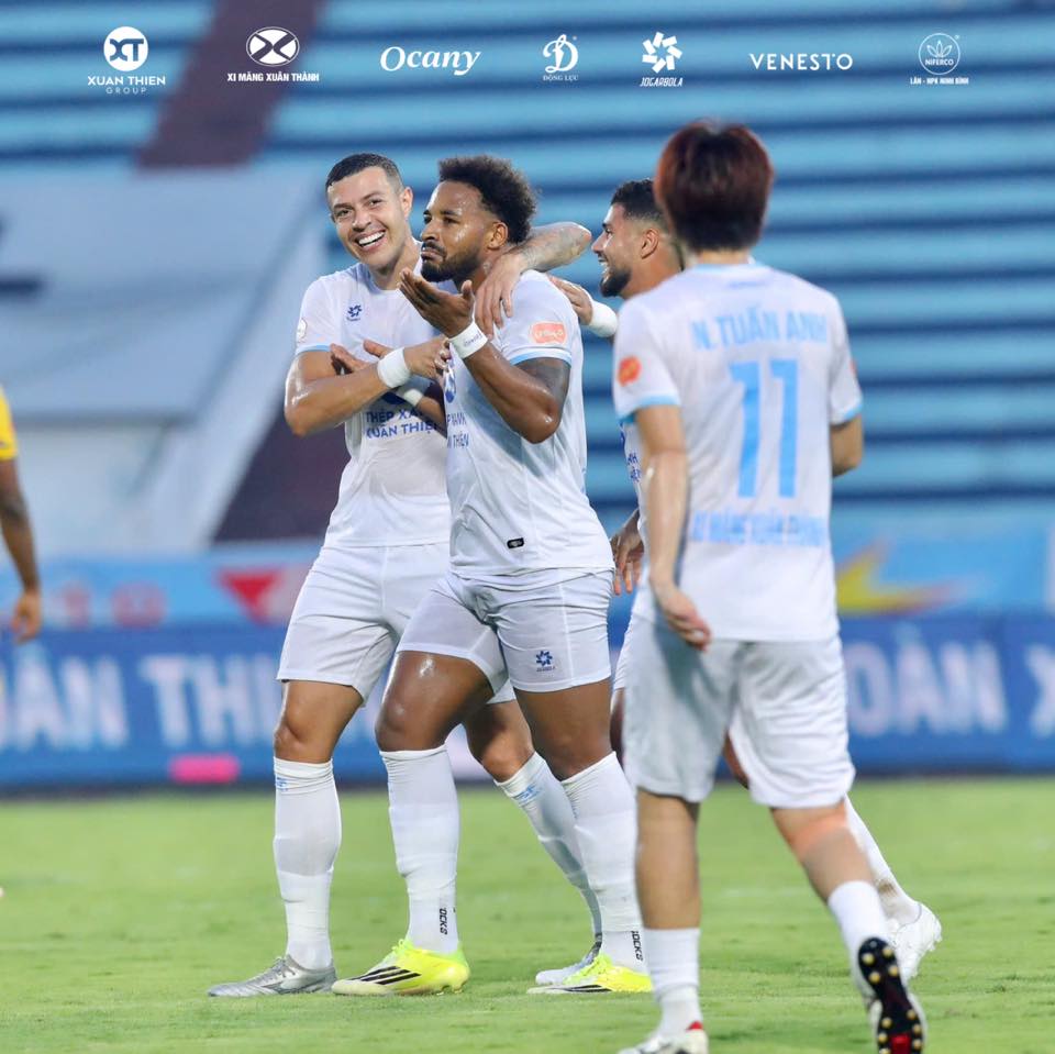 Xuân Son lập hat-trick ở vòng áp chót V-League, trong đó có siêu phẩm móc bóng - Ảnh 4.