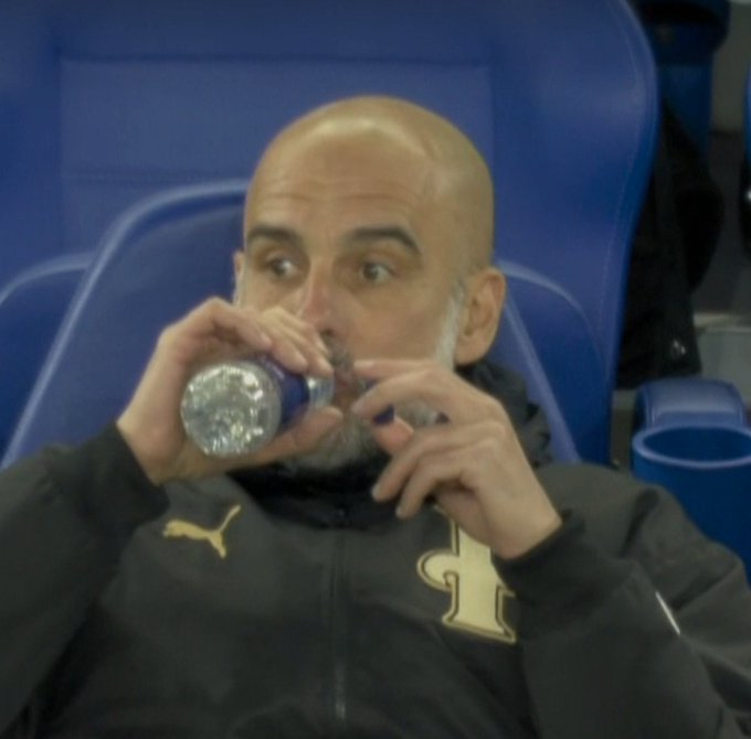 CĐV Arsenal châm chọc Guardiola khi Man City mất quyền tự quyết trong cuộc đua vô địch - Ảnh 1.