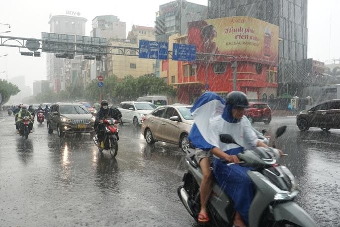Dự báo thời tiết ngày 7/5: Bắc Bộ chiều tối mưa dông, Nam Bộ có nơi nắng nóng trên 35 độ C - Ảnh 1.