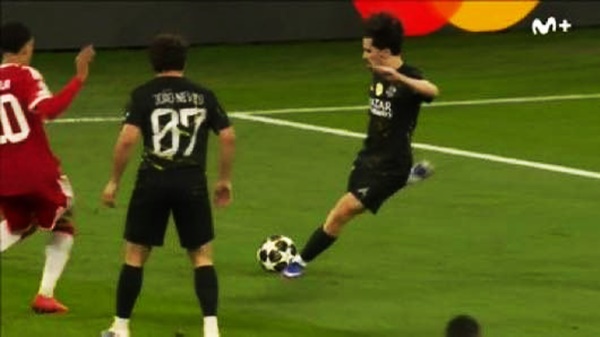 Vì sao PSG thoát phạt đền sau tình huống chạm tay gây tranh cãi trước Bayern Munich? - Ảnh 1.