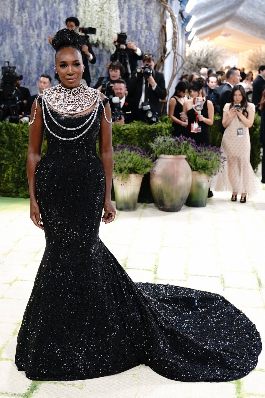 Serena Williams bị người hâm mộ chỉ trích dữ dội vì trang phục "sến sẩm" tại Met Gala - Ảnh 3.