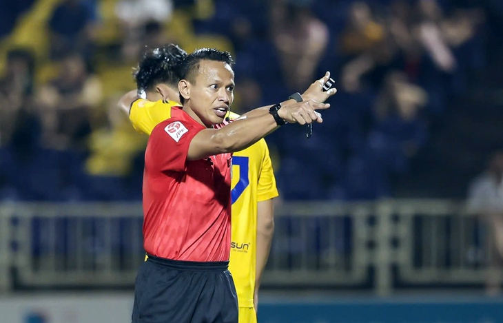 Tin nóng bóng đá Việt hôm nay 7/5: U17 Việt Nam giành chiến thắng quan trọng; Trọng tài Malaysia bắt trận đua trụ hạng V-League - Ảnh 2.