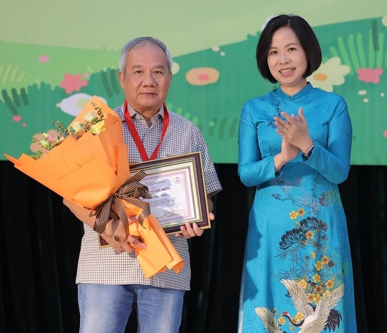 Hướng tới Giải thưởng Thiếu nhi Dế Mèn 2026 - "Hiệp sĩ Dế Mèn" Trần Đức Tiến với "Đi tìm xứ Tu-bo": Ẩn dụ về hành trình trưởng thành - Ảnh 2.