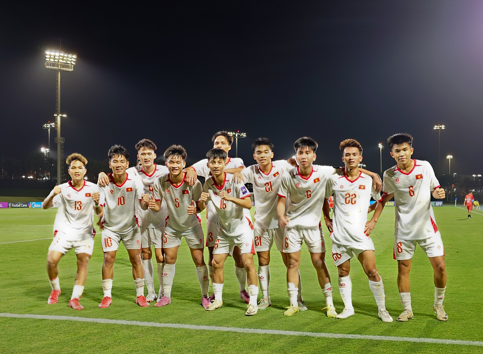Tin nóng bóng đá Việt hôm nay 7/5: U17 Việt Nam giành chiến thắng quan trọng; Trọng tài Malaysia bắt trận đua trụ hạng V-League - Ảnh 1.