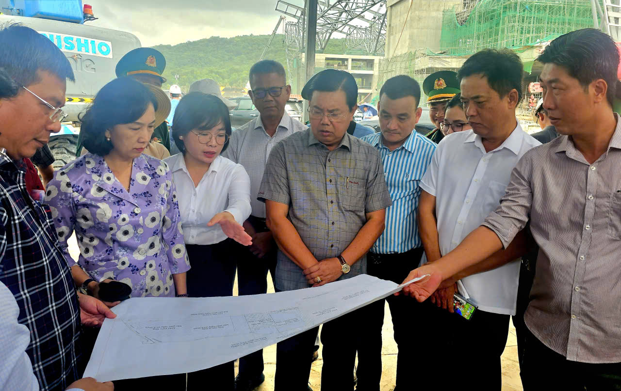 Bí thư Tỉnh ủy An Giang yêu cầu đẩy nhanh tiến độ các công trình phục vụ APEC 2027 - Ảnh 1.