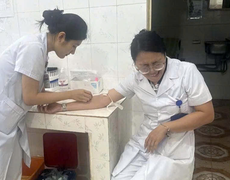 Nhiều y, bác sĩ kịp thời hiến máu cứu sản phụ qua cơn nguy kịch - Ảnh 1.