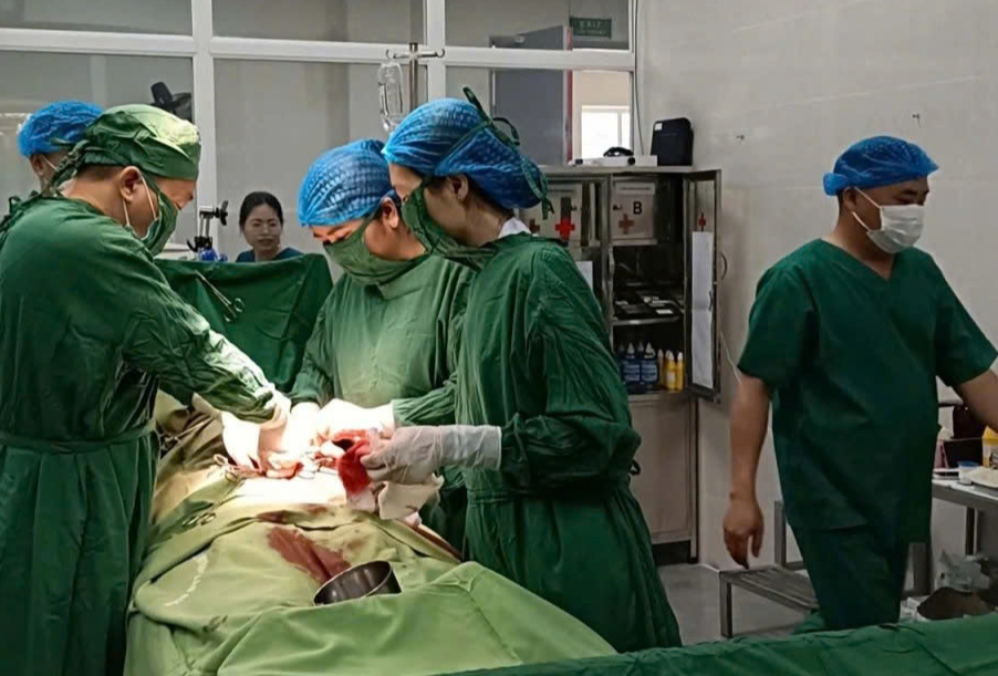 Nhiều y, bác sĩ kịp thời hiến máu cứu sản phụ qua cơn nguy kịch - Ảnh 2.