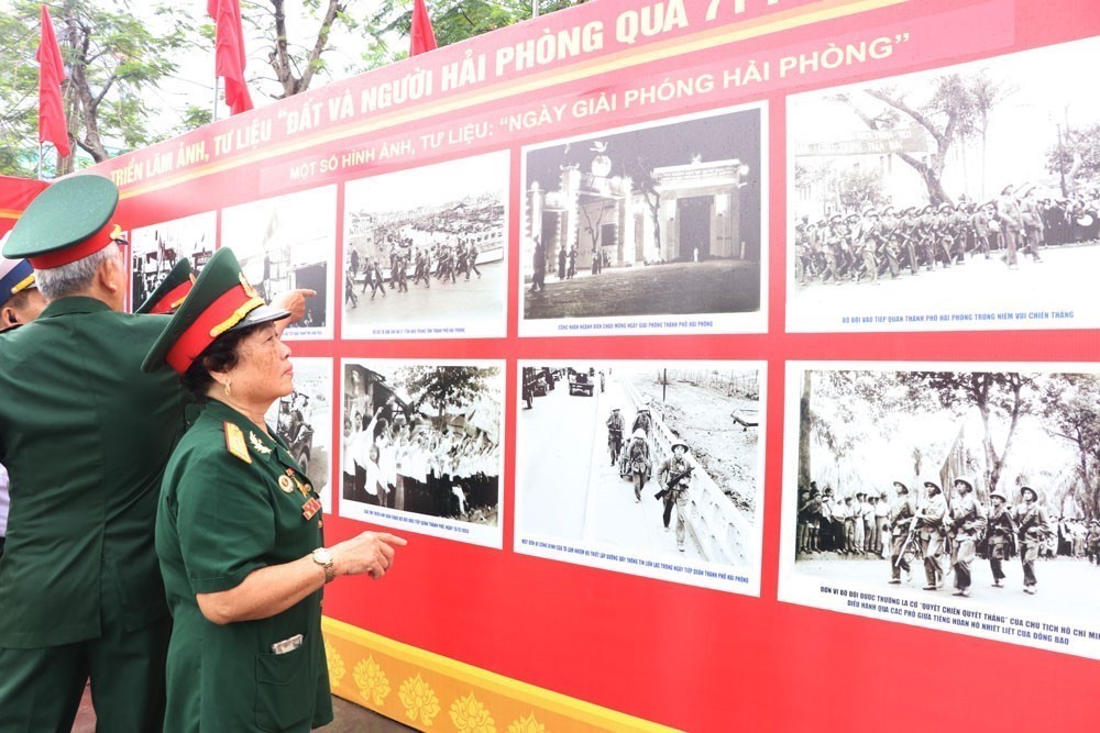 Tái hiện hành trình 71 năm rực rỡ của thành phố Cảng qua ống kính - Ảnh 4.