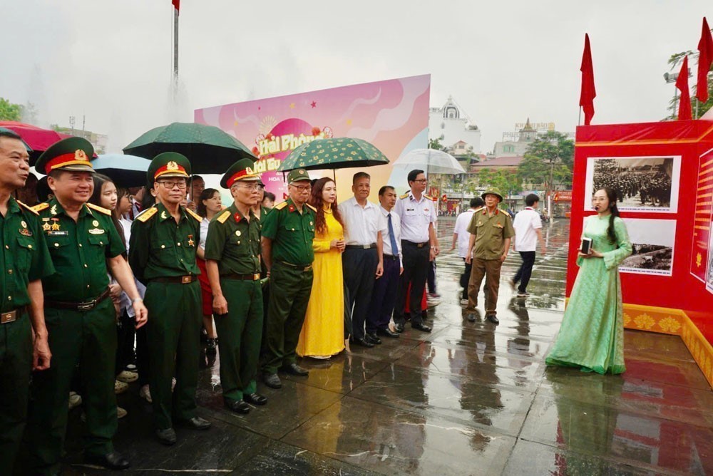 Tái hiện hành trình 71 năm rực rỡ của thành phố Cảng qua ống kính - Ảnh 3.