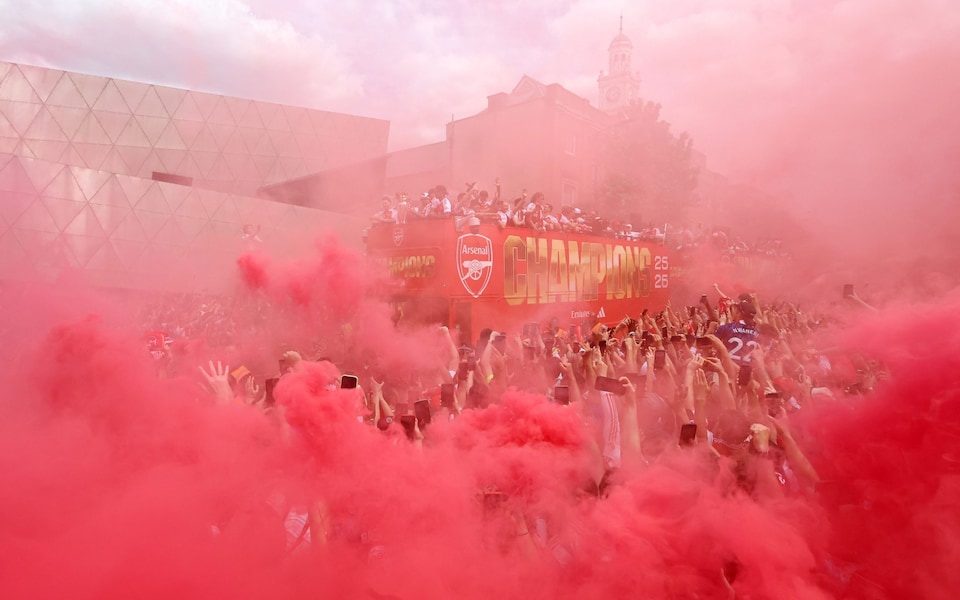1 triệu người nhuộm đỏ London mừng Arsenal vô địch Ngoại hạng Anh - Ảnh 2. 1 triệu người nhuộm đỏ London mừng Arsenal vô địch Ngoại hạng Anh - Ảnh 2.