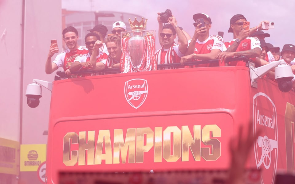 1 triệu người nhuộm đỏ London mừng Arsenal vô địch Ngoại hạng Anh - Ảnh 3. 1 triệu người nhuộm đỏ London mừng Arsenal vô địch Ngoại hạng Anh - Ảnh 3.