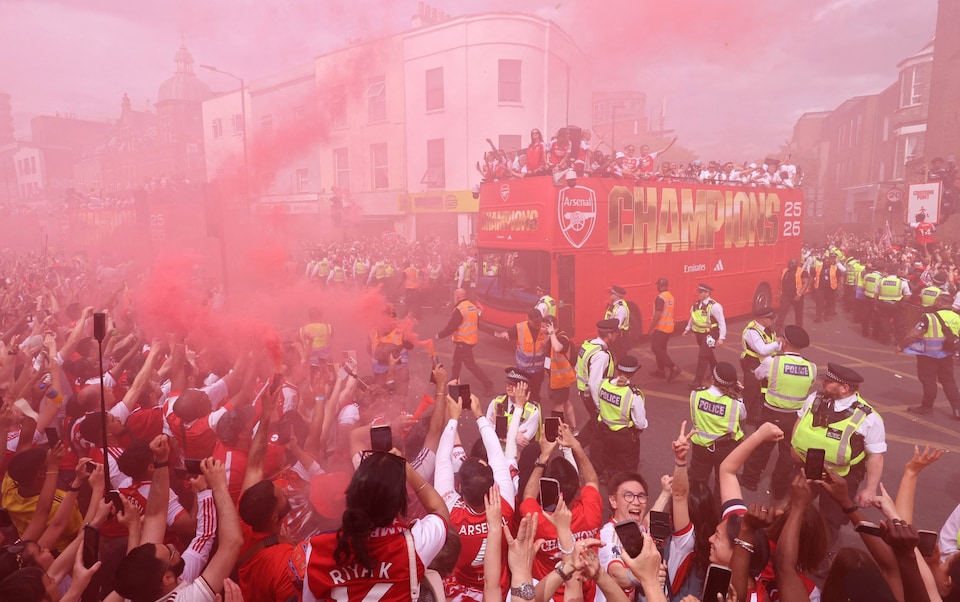1 triệu người nhuộm đỏ London mừng Arsenal vô địch Ngoại hạng Anh - Ảnh 4. 1 triệu người nhuộm đỏ London mừng Arsenal vô địch Ngoại hạng Anh - Ảnh 4.