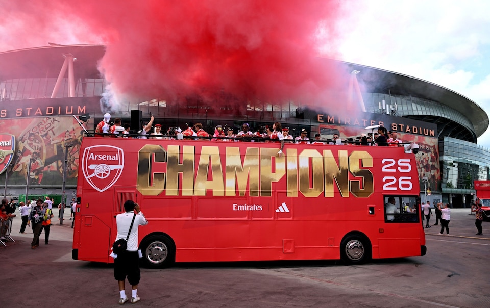 1 triệu người nhuộm đỏ London mừng Arsenal vô địch Ngoại hạng Anh - Ảnh 5. 1 triệu người nhuộm đỏ London mừng Arsenal vô địch Ngoại hạng Anh - Ảnh 5.