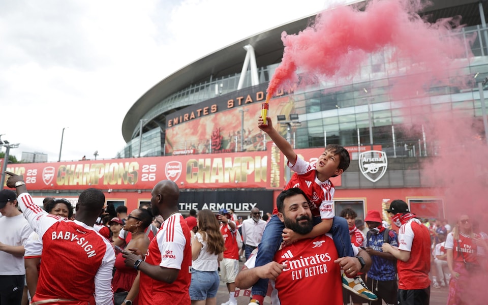 1 triệu người nhuộm đỏ London mừng Arsenal vô địch Ngoại hạng Anh - Ảnh 6. 1 triệu người nhuộm đỏ London mừng Arsenal vô địch Ngoại hạng Anh - Ảnh 6.