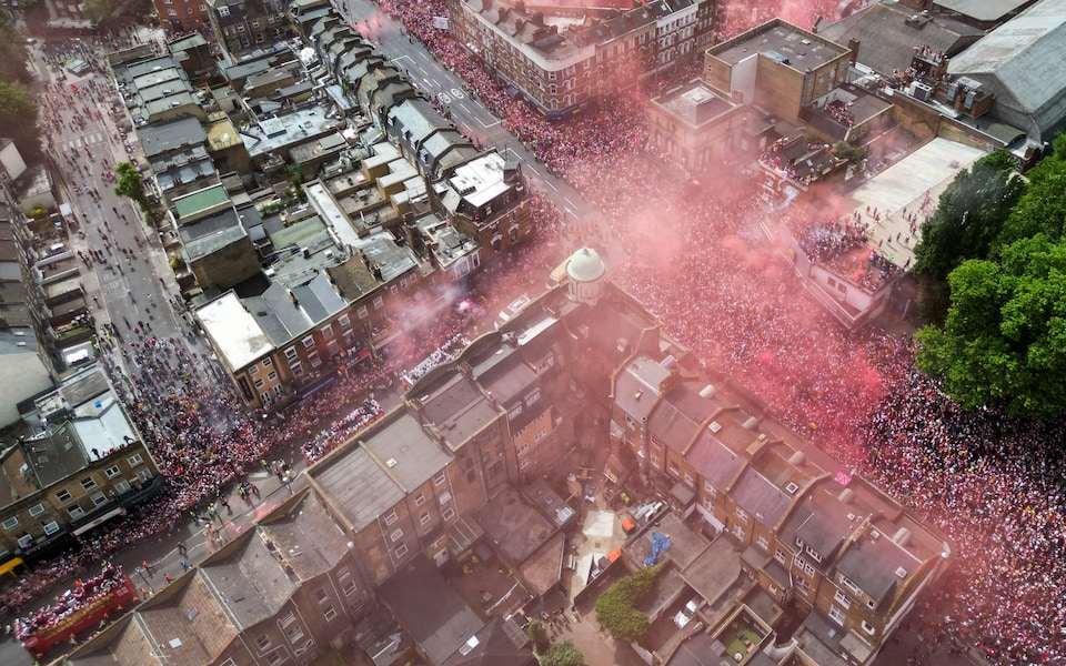1 triệu người nhuộm đỏ London mừng Arsenal vô địch Ngoại hạng Anh - Ảnh 7. 1 triệu người nhuộm đỏ London mừng Arsenal vô địch Ngoại hạng Anh - Ảnh 7.