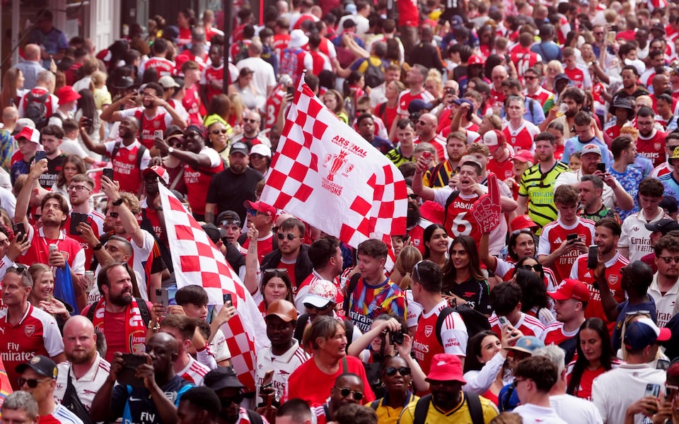 1 triệu người nhuộm đỏ London mừng Arsenal vô địch Ngoại hạng Anh - Ảnh 8. 1 triệu người nhuộm đỏ London mừng Arsenal vô địch Ngoại hạng Anh - Ảnh 8.
