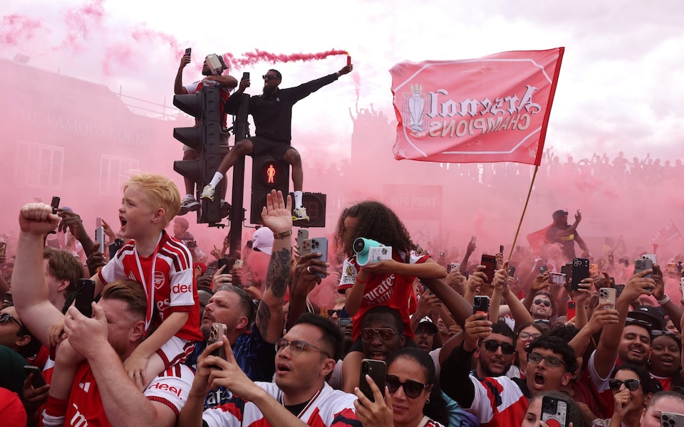 1 triệu người nhuộm đỏ London mừng Arsenal vô địch Ngoại hạng Anh - Ảnh 9. 1 triệu người nhuộm đỏ London mừng Arsenal vô địch Ngoại hạng Anh - Ảnh 9.