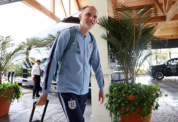 HLV Thomas Tuchel là một trong những người đầu tiên xuống máy bay và "check in" khách sạn thuộc khu nghỉ dưỡng The Belgrove Resort & Spa ở West Palm, đại bản doanh tạm thời của tuyển Anh trong quá trình chuẩn bị cuối cùng trước khi thi đấu ở World Cup 2026