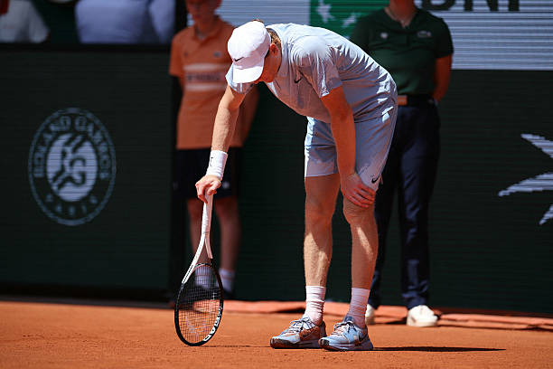 Thất bại gây sốc của Jannik Sinner trước Juan Manuel Cerundolo tại vòng hai Roland Garros 2026 tiếp tục trở thành chủ đề được bàn luận sôi nổi trong giới quần vợt. Ảnh: Getty Thất bại gây sốc của Jannik Sinner trước Juan Manuel Cerundolo tại vòng hai Roland Garros 2026 tiếp tục trở thành chủ đề được bàn luận sôi nổi trong giới quần vợt. Ảnh: Getty