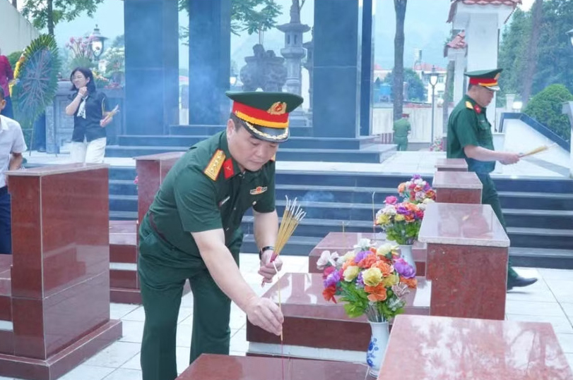 Chiến dịch 500 ngày đêm: Lấy mẫu ADN tại các phần mộ liệt sĩ chưa xác định danh tính ở Mèo Vạc - Ảnh 2. Chiến dịch 500 ngày đêm: Lấy mẫu ADN tại các phần mộ liệt sĩ chưa xác định danh tính ở Mèo Vạc - Ảnh 2.
