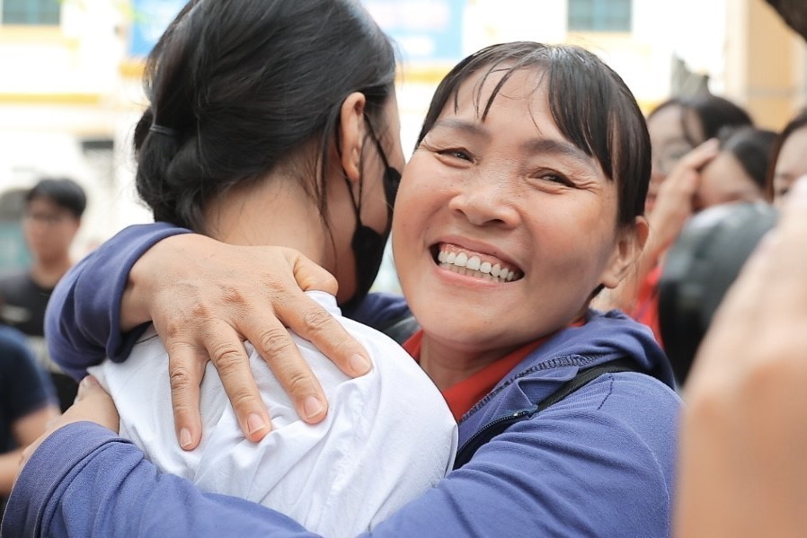 Kỳ thi tốt nghiệp THPT năm 2026: Thí sinh Hà Nội hoàn thành môn thi đầu tiên - Ảnh 10. Kỳ thi tốt nghiệp THPT năm 2026: Thí sinh Hà Nội hoàn thành môn thi đầu tiên - Ảnh 10.