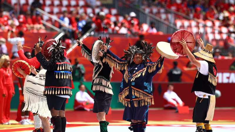 Canada khai màn World Cup 2026 bằng đại tiệc âm nhạc của Alanis Morissette, Michael Buble và dàn sao quốc tế - Ảnh 2.