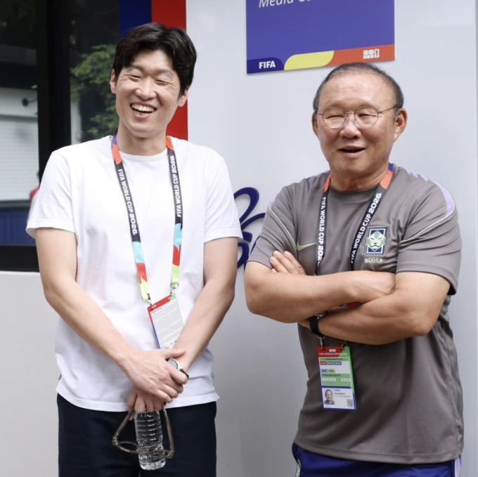 Tái ngộ HLV Park Hang Seo trên sân tập, cựu tuyển thủ Park Ji Sung bị 'trêu' - Ảnh 1. Tái ngộ HLV Park Hang Seo trên sân tập, cựu tuyển thủ Park Ji Sung bị 'trêu' - Ảnh 1.