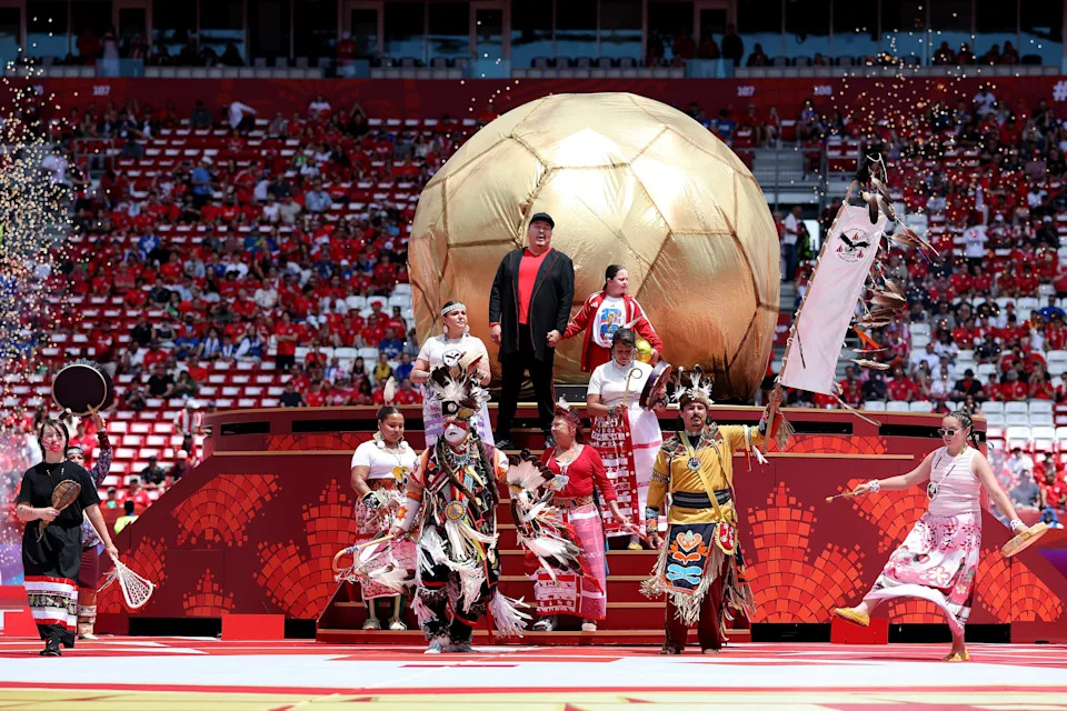Canada khai màn World Cup 2026 bằng đại tiệc âm nhạc của Alanis Morissette, Michael Buble và dàn sao quốc tế - Ảnh 9.
