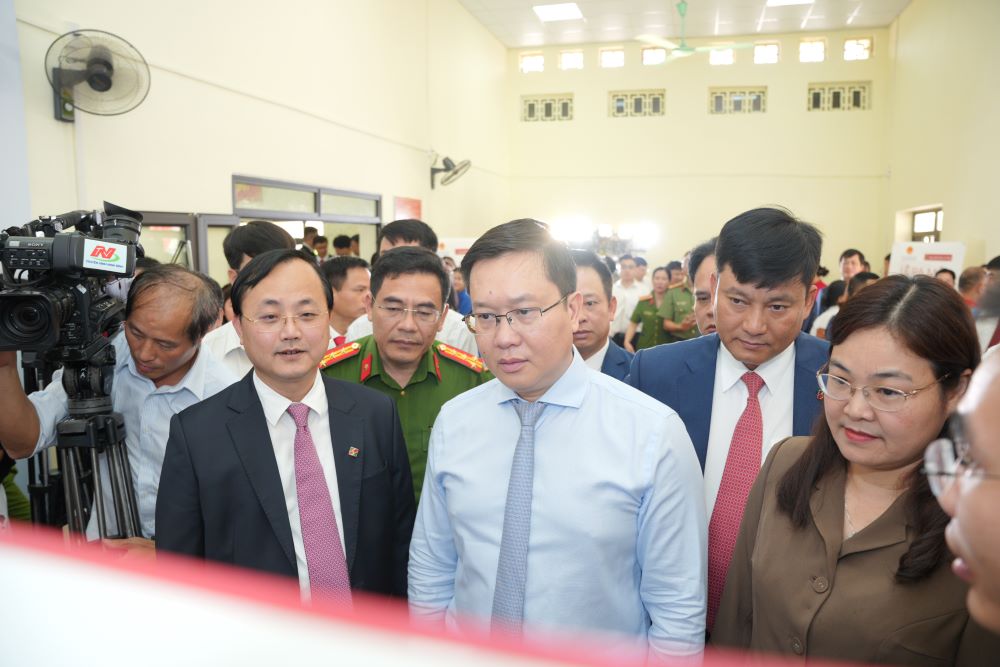 Agribank đồng hành cùng tỉnh Ninh Bình triển khai mô hình Kiosk thông minh: "Cú hích" chuyển đổi số hành chính công - Ảnh 7. Agribank đồng hành cùng tỉnh Ninh Bình triển khai mô hình Kiosk thông minh: "Cú hích" chuyển đổi số hành chính công - Ảnh 7.