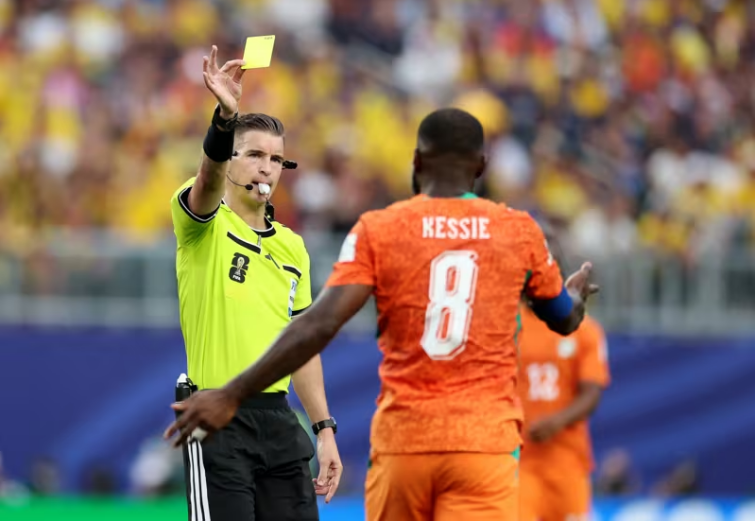 Kessie nhận thẻ vàng. Ảnh: FIFA Kessie nhận thẻ vàng. Ảnh: FIFA