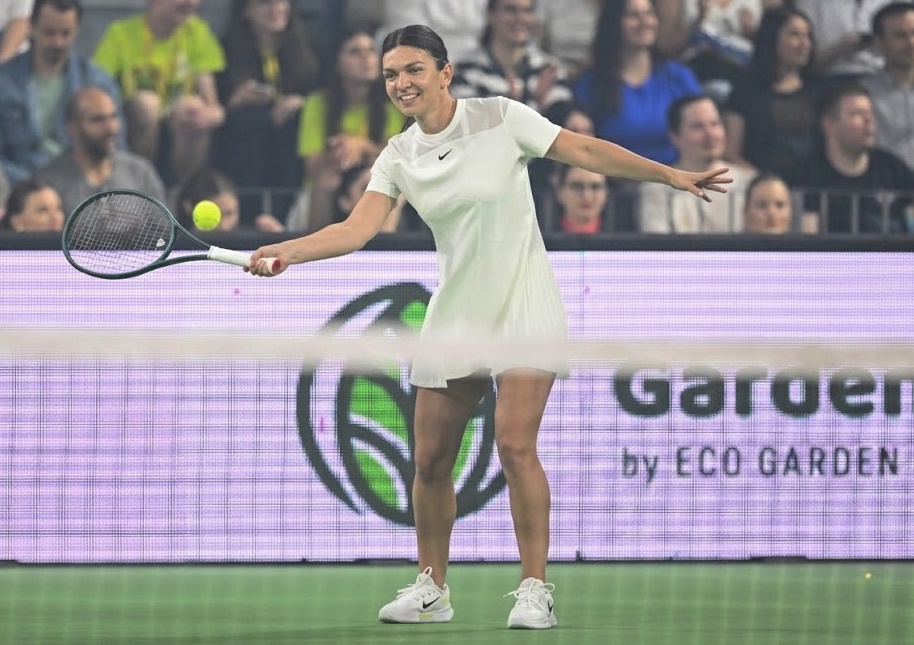 Cựu số 1 thế giới người Romania, Simona Halep, đã chính thức nói lời chia tay quần vợt chuyên nghiệp trong buổi gala đầy xúc động diễn ra tại BT Arena (Cluj-Napoca) ngày 13/6. Cựu số 1 thế giới người Romania, Simona Halep, đã chính thức nói lời chia tay quần vợt chuyên nghiệp trong buổi gala đầy xúc động diễn ra tại BT Arena (Cluj-Napoca) ngày 13/6.