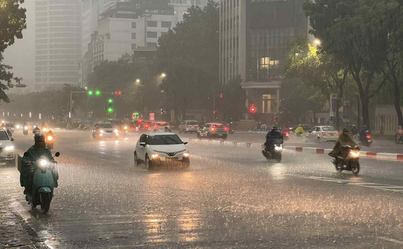 Cảnh báo mưa dông kèm lốc sét và mưa đá ở Hà Nội - Ảnh 1. Cảnh báo mưa dông kèm lốc sét và mưa đá ở Hà Nội - Ảnh 1.