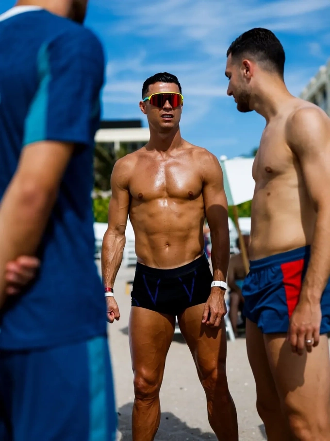 Ronaldo gây bão mạng khi khoe body trên bãi biển Miami trước World Cup 2026 - Ảnh 1. Ronaldo gây bão mạng khi khoe body trên bãi biển Miami trước World Cup 2026 - Ảnh 1.
